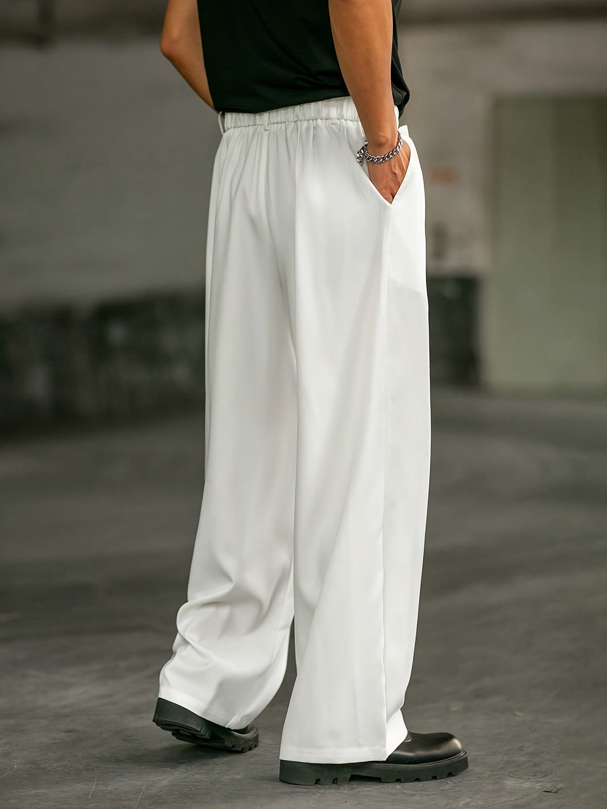Pantaloni Uomo Larghi con Pinces e Cintura
